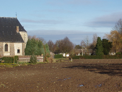 Met GS 137A zichtbaar in de achtergrond naast het kerkje van Neeritter.