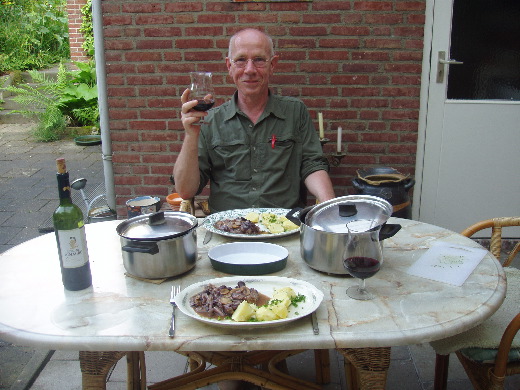 Bij Bert thuis de dag afgesloten met Cock au Vin. <br>Verfijning van het standaardrecept: De champignons ook even flamberen alvorens die toe te voegen aan de kippenbrij.