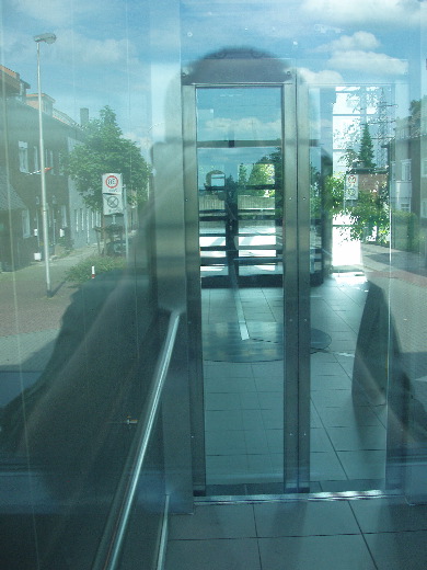 In een kantoorgebouw bovenaan de Nieuwstraat is de grens op de vloer nagetrokken.