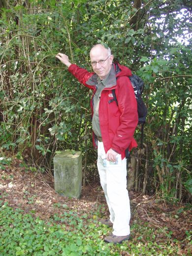 Grenspaal XIIII was net zichtbaar in het veld toen ons paadje de grens kruiste.