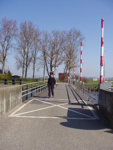 De brug over het Van Starkenborgkanaal.