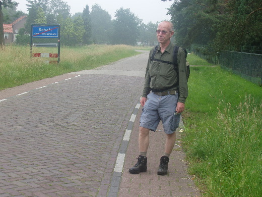 Langs de dorpsgrens van Schaft, waar wij niet moesten wezen. Ik het Berts goede instincten genegeerd.