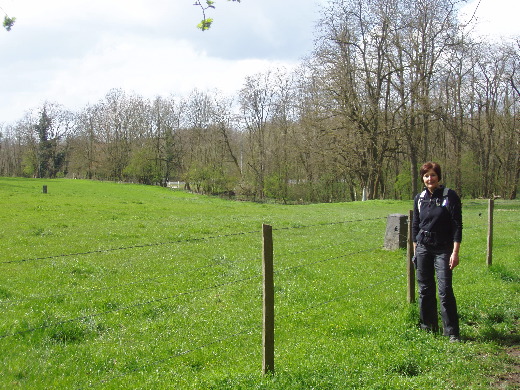 De grens bereikt, twee grensstenen en grenspaal 154 markeren een zigzagbeweging van de grens tussen Nederland, Wallonie en Vlaanderen.