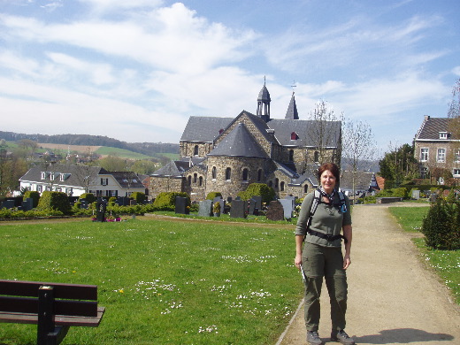 Na een klein uur omrijden om wegversperringen te omzeilen, vertrek van kerk van Schin op Geul.