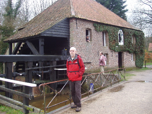 Een watermolen waar je je eigen meel kunt malen. Twee hobbieisten in de achtergrond.