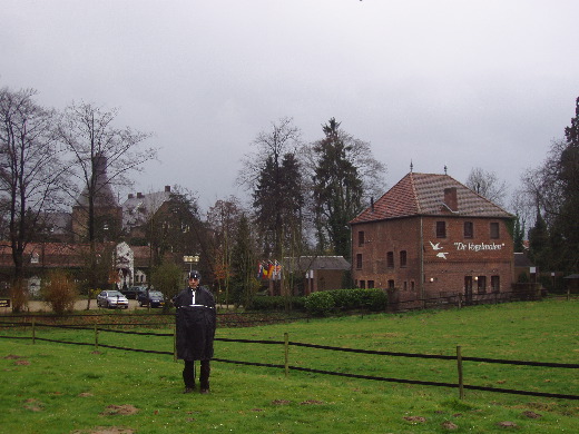 Natte afloop van de wandeling bij de Vogelmolen. Voor het eerste sinds tijden met de poncho.