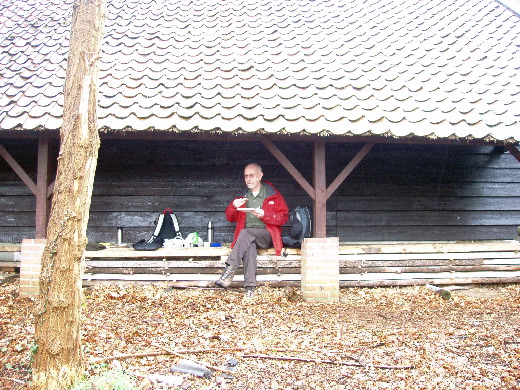 De lunch onder een afdakje. De regen werd steeds heviger.